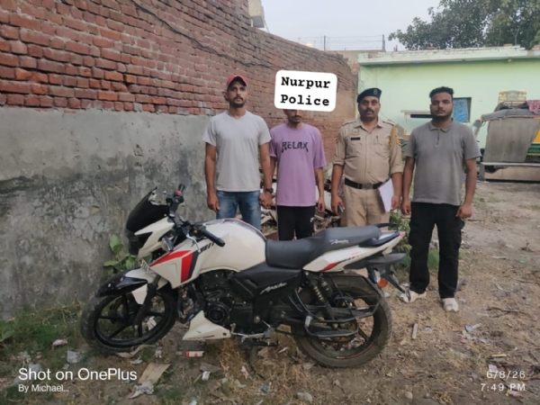 बरामद चोरी की गाड़ी और आरोपी। बरामद चोरी की गाड़ी और आरोपी।