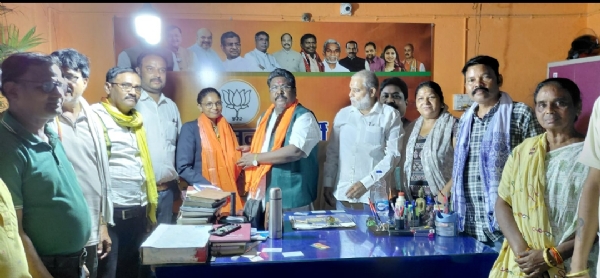 दुखनी सोरेन को अंगवस्त्र देकर सम्मानित करते पूर्व मंत्री दुलाल भुईयां दुखनी सोरेन को अंगवस्त्र देकर सम्मानित करते पूर्व मंत्री दुलाल भुईयां