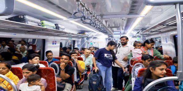 दिल्ली-गाजियाबाद-मेरठ नमो भारत ट्रेन में यात्रा करते लोग दिल्ली-गाजियाबाद-मेरठ नमो भारत ट्रेन में यात्रा करते लोग