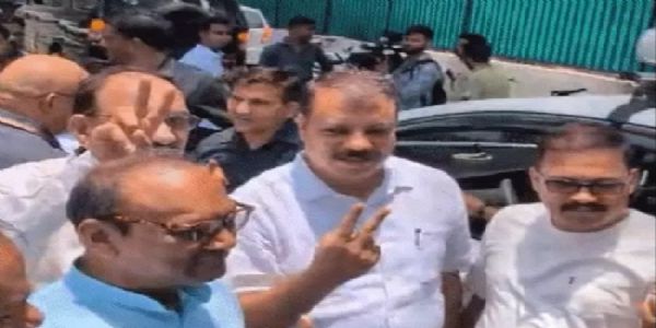 नेता प्रतिपक्ष उमंग सिंघार के साथ एयरपोर्ट पहुंचे कांग्रेस विधायक नेता प्रतिपक्ष उमंग सिंघार के साथ एयरपोर्ट पहुंचे कांग्रेस विधायक