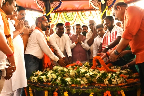 भाजपा प्रदेश अध्यक्ष सहित अन्य श्रद्धांजलि देते हुए