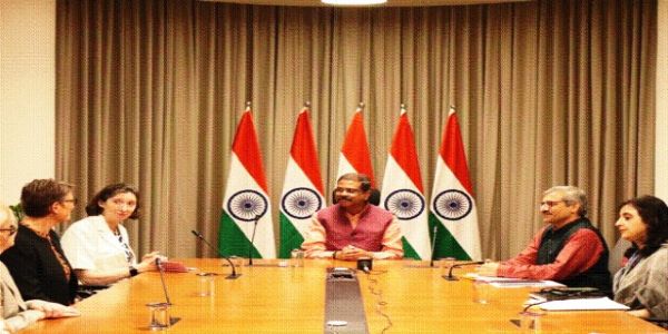 केंद्रीय शिक्षा मंत्री धर्मेंद्र प्रधान मंगलवार को यूनिवर्सिटी ऑफ ब्रिस्टल, यूनिवर्सिटी ऑफ यॉर्क और यूनिवर्सिटी ऑफ न्यू साउथ वेल्स को स्वीकृति पत्र सौंपे जाने के दौरान केंद्रीय शिक्षा मंत्री धर्मेंद्र प्रधान मंगलवार को यूनिवर्सिटी ऑफ ब्रिस्टल, यूनिवर्सिटी ऑफ यॉर्क और यूनिवर्सिटी ऑफ न्यू साउथ वेल्स को स्वीकृति पत्र सौंपे जाने के दौरान