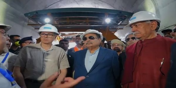 कारगिल के मीनामार्ग में जोजिला सुरंग परियोजना के ब्रेकथ्रू का निरीक्षण करते केंद्रीय मंत्री नितिन गडकरी, जम्मू‑कश्मीर के उपराज्यपाल मनोज सिन्हा और मुख्यमंत्री उमर अब्दुल्ला । कारगिल के मीनामार्ग में जोजिला सुरंग परियोजना के ब्रेकथ्रू का निरीक्षण करते केंद्रीय मंत्री नितिन गडकरी, जम्मू‑कश्मीर के उपराज्यपाल मनोज सिन्हा और मुख्यमंत्री उमर अब्दुल्ला ।