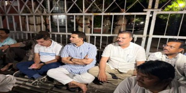 भोपाल में चुनाव आयोग कार्यालय के बाहर कांग्रेस नेताओं का धरना भोपाल में चुनाव आयोग कार्यालय के बाहर कांग्रेस नेताओं का धरना