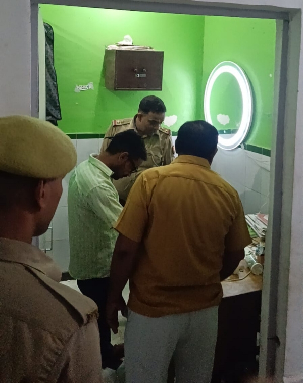 मौके पर पहुंची पुलिस जांच करती हुई
