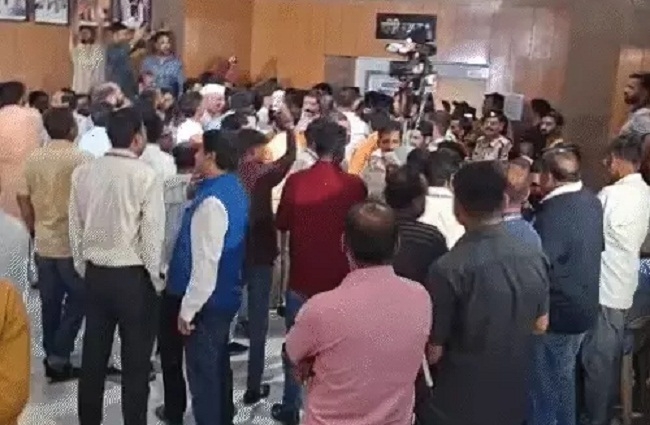विधानसभा में हंगामा करते कांग्रेस नेता-कार्यकर्ता विधानसभा में हंगामा करते कांग्रेस नेता-कार्यकर्ता