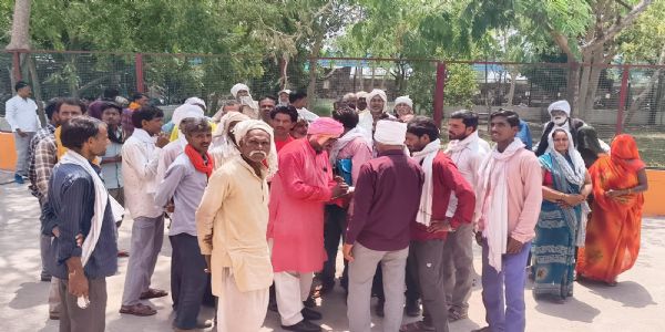 नमामि गंगे की जलापूर्ति ठप, ग्रामीणों ने तहसील में किया प्रदर्शन