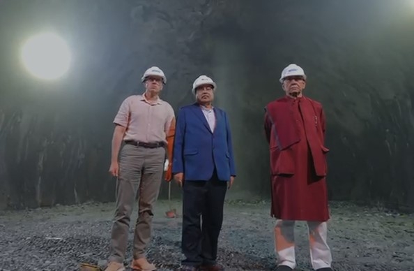 कारगिल के मीनामार्ग में जोजिला सुरंग परियोजना के ब्रेकथ्रू का निरीक्षण करते केंद्रीय मंत्री नितिन गडकरी, जम्मू‑कश्मीर के उपराज्यपाल मनोज सिन्हा और मुख्यमंत्री उमर अब्दुल्ला । कारगिल के मीनामार्ग में जोजिला सुरंग परियोजना के ब्रेकथ्रू का निरीक्षण करते केंद्रीय मंत्री नितिन गडकरी, जम्मू‑कश्मीर के उपराज्यपाल मनोज सिन्हा और मुख्यमंत्री उमर अब्दुल्ला ।