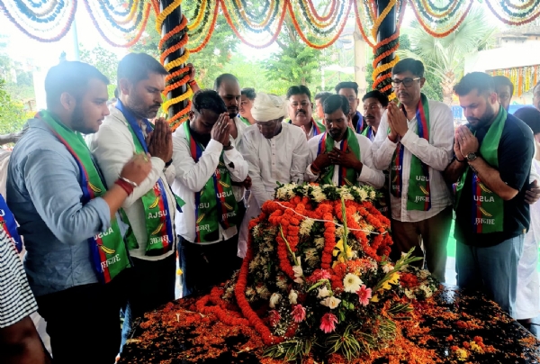 धरती आबा का श्रद्धांजलि देते आजसू के नेता