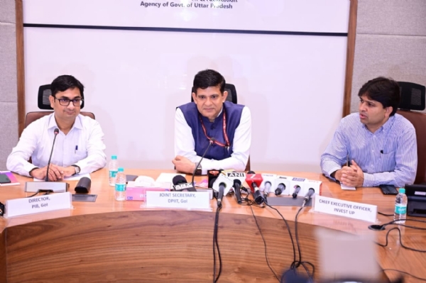 संयुक्त सचिव जय प्रकाश शिवहरे ने मीडिया प्रतिनिधियों को संबोधित करते हुए
