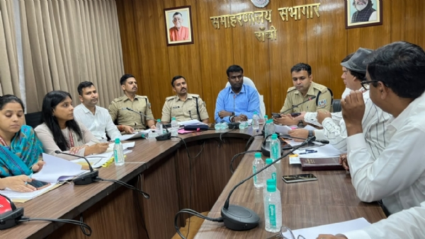 बैठक में डीसी सहित अन्य की तस्वीर