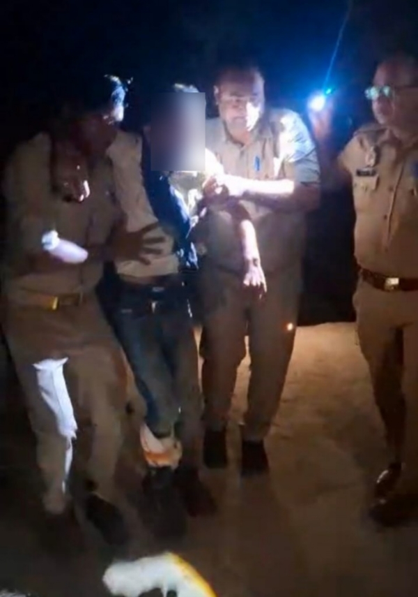 घायल को ले जाती पुलिस
