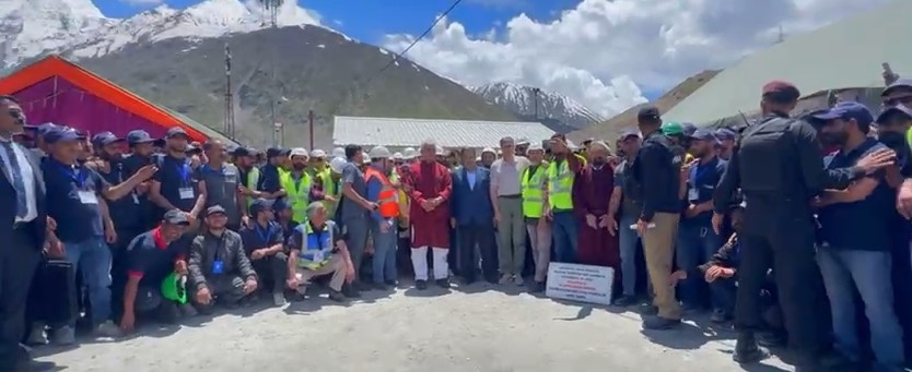 कारगिल के मीनामार्ग में जोजिला सुरंग परियोजना के ब्रेकथ्रू का निरीक्षण करते केंद्रीय मंत्री नितिन गडकरी, जम्मू‑कश्मीर के उपराज्यपाल मनोज सिन्हा और मुख्यमंत्री उमर अब्दुल्ला । कारगिल के मीनामार्ग में जोजिला सुरंग परियोजना के ब्रेकथ्रू का निरीक्षण करते केंद्रीय मंत्री नितिन गडकरी, जम्मू‑कश्मीर के उपराज्यपाल मनोज सिन्हा और मुख्यमंत्री उमर अब्दुल्ला ।