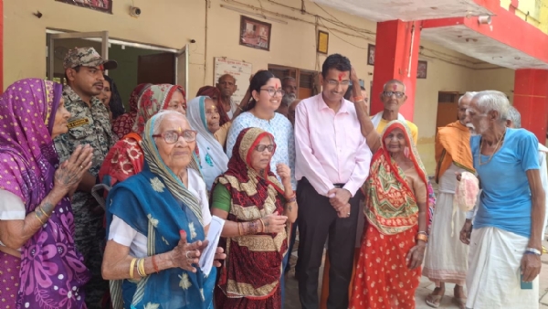 दमोह:वृद्धाश्रम में बेटी का जन्मदिन मनाकर कलेक्टर प्रताप नारायण यादव ने दिया बुजुर्ग सम्मान का संदेश दमोह:वृद्धाश्रम में बेटी का जन्मदिन मनाकर कलेक्टर प्रताप नारायण यादव ने दिया बुजुर्ग सम्मान का संदेश