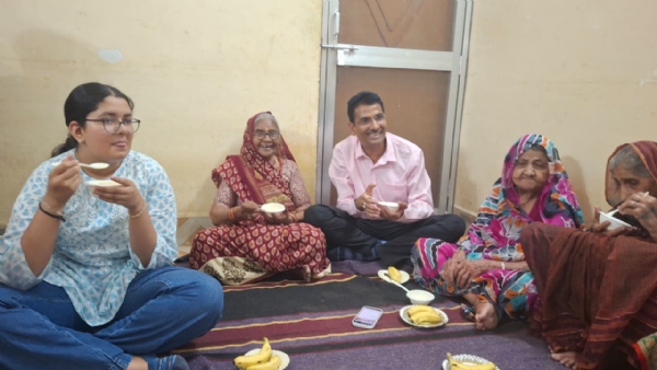 दमोह:वृद्धाश्रम में बेटी का जन्मदिन मनाकर कलेक्टर प्रताप नारायण यादव ने दिया बुजुर्ग सम्मान का संदेश दमोह:वृद्धाश्रम में बेटी का जन्मदिन मनाकर कलेक्टर प्रताप नारायण यादव ने दिया बुजुर्ग सम्मान का संदेश