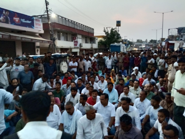 धरने पर बेटे व्यापारी