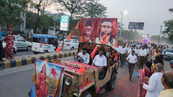 पथ संचलन के दौरान कदमताल करते राष्ट्रीय स्वयंसेवक संघ के स्वयंसेवकों का नागरिकों ने पुष्पवर्षा कर स्वागत किया।