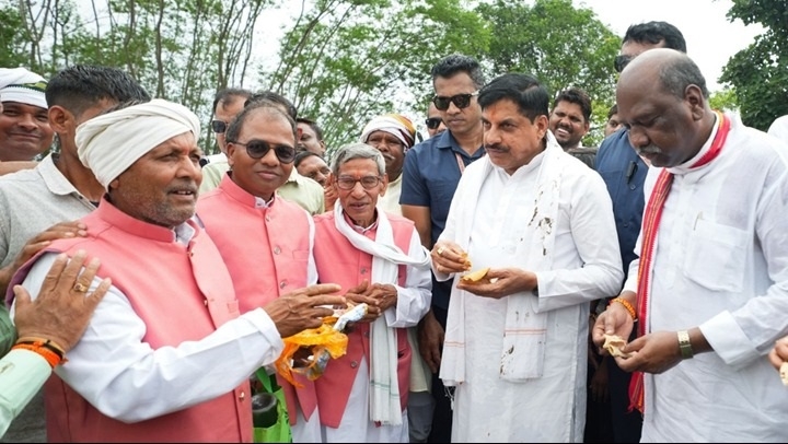 सिदोरी का स्वाद चखा और किसान से किया संवाद