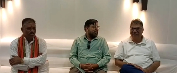 मीडिया से चर्चा करते हुए