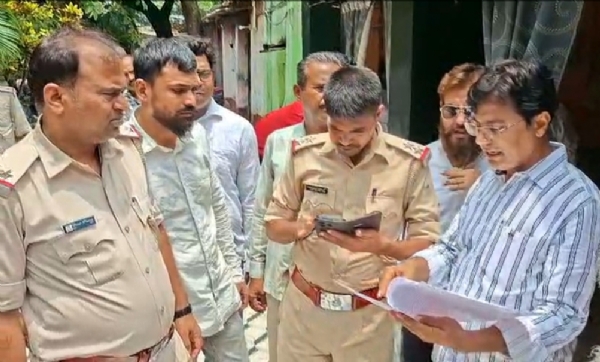 विवाद की जानकारी लेती पुलिस विवाद की जानकारी लेती पुलिस