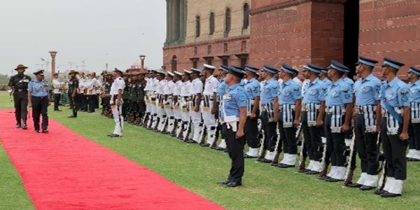 एयर मार्शल आशुतोष दीक्षित को गार्ड ऑफ ऑनर दिया
