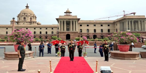 नए सेनाध्यक्ष जनरल धीरज सेठ को पहला गार्ड ऑफ ऑनर साउथ ब्लॉक लॉन्स में दिया गया नए सेनाध्यक्ष जनरल धीरज सेठ को पहला गार्ड ऑफ ऑनर साउथ ब्लॉक लॉन्स में दिया गया