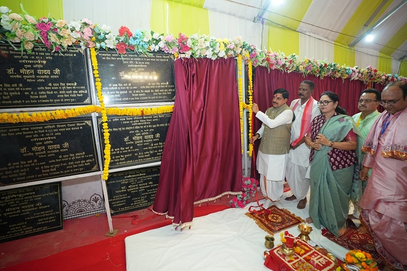 सिवनी में राज्य स्तरीय धान महोत्सव में विकास कार्यों की सौगात देते हुए मुख्यमंत्री