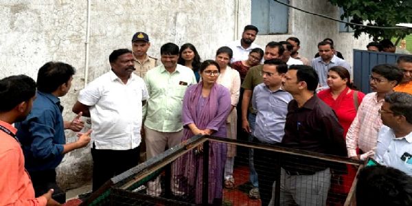 ओडिशा का प्रतिनिधिमंडल भोपाल के मुगलिया हाट गांव में ग्रामीण पेयजल व्यवस्था का अवलोकन करते हुए
