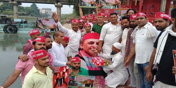 समाजवादी पार्टी के राष्ट्रीय अध्यक्ष अखिलेश यादव के जन्मदिन पर कार्यकर्ताओं में उत्साह, हवन पूजन