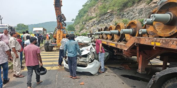 चुट्टूपालू घाटी में ब्रेक फेल ट्रेलर ने बस समेत नौ वाहनों को मारी टक्कर, कई लोग घायल