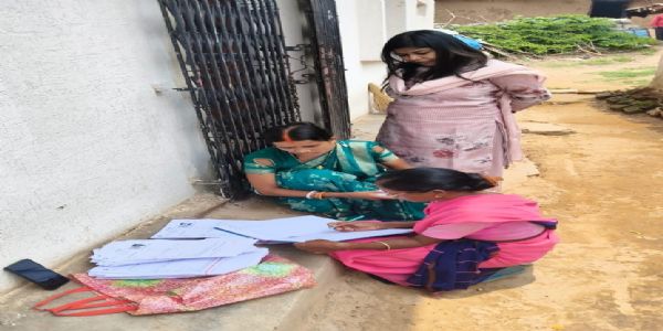गहन पुनरीक्षण के तहत घर-घर बांटे जा रहे प्रगणना प्रपत्र