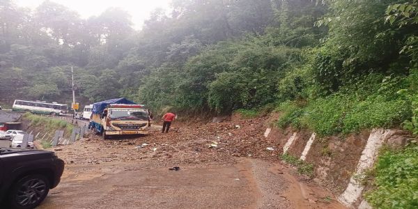 हिमाचल में भारी बारिश, भूस्खलन से 44 सड़कें बंद, कई जिलों में ऑरेंज अलर्ट