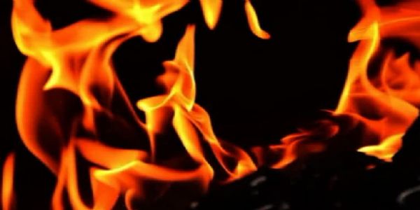 उत्तम नगर में विजय सेल्स शोरूम में भीषण आग, करोड़ों का सामान राख