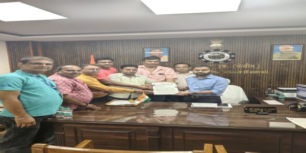 न्यू वेज कोड लागू करने की मांग को लेकर बर्नपुर में ठेका श्रमिकों का प्रदर्शन