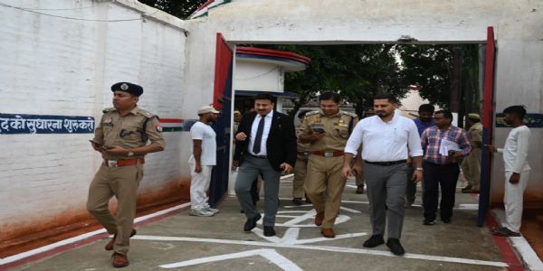 जिला कारागार का जिला न्यायाधीश, जिलाधिकारी एवं वरिष्ठ पुलिस अधीक्षक ने किया संयुक्त निरीक्षण, सुरक्षा एवं बंदियों की सुविधाओं का लिया जायजा