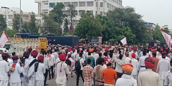 दस प्रतिशत आरक्षण की मांग पर बवाल: महापड़ाव के बाद पुलिस-प्रदर्शनकारियों में पथराव—लाठीचार्ज और आंसू गैस
