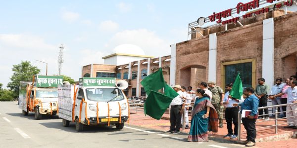 बलरामपुर : कृषक सूचना रथ को कलेक्टर ने दिखाई हरी झंडी