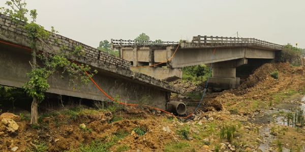 एक साल बाद भी नहीं बना पेलोल का टूटा पुल, मानसून आते ही बढ़ी लोगों की चिंता