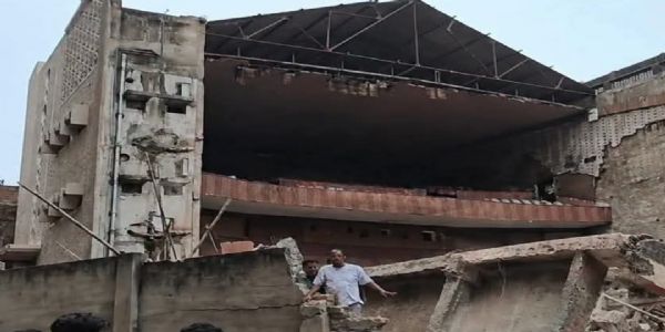 मलबे में तब्दील हुआ 1992 में निर्मित दीपप्रभा सिनेमा हॉल