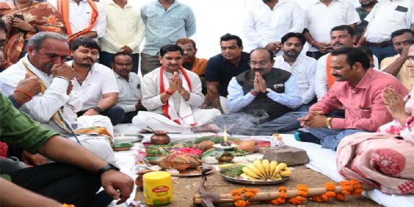 केंद्रीय राज्य मंत्री तोखन साहू और उप मुख्यमंत्री अरुण साव ने 10 करोड़ के कार्यों का किया भूमिपूजन