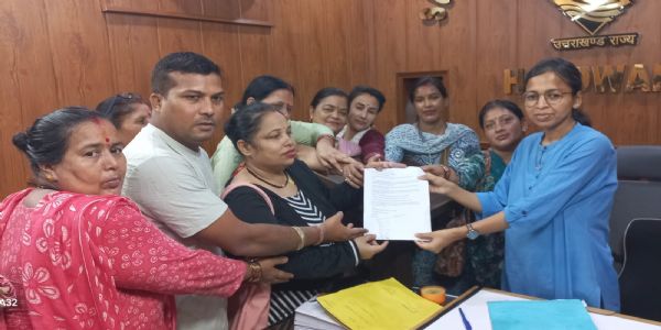 सरकारी अस्पताल से डॉक्टरों के तबादलों का विराेध
