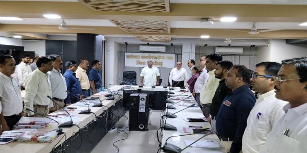 राजगढ़ः माह के पहले दिन कलेक्ट्रेट में गूंजा वंदे मातरम्, राष्ट्रगीत के साथ शुरू हुआ कामकाज