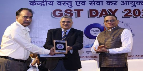देहरादून में जीएसटी दिवस-2026 का आयोजन, करदाताओं को किया गया सम्मानित