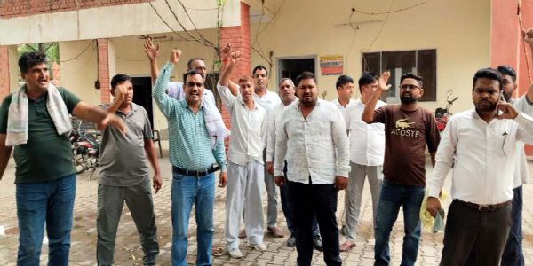 हिसार : मानी गई मांगे पूरी न होने पर गुस्साए दमकल कर्मचारी, वादाखिलाफी का आरोप
