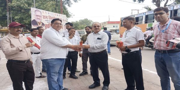 चित्रकूट : सीएमओ ने हरी झंडी दिखाकर की संचारी रोग नियंत्रण अभियान की शुरुआत