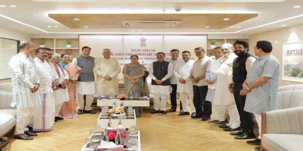 दिल्ली की मुख्यमंत्री ने जेपीसी के सदस्यों से की मुलाकात