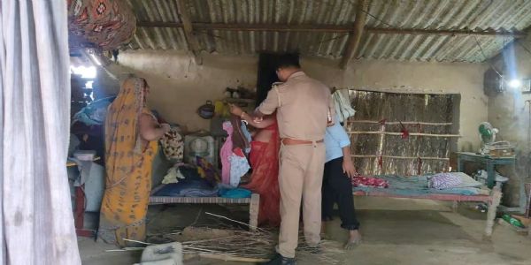 संदिग्ध परिस्थितियों में युवती का मिला शव, परिजनों ने हत्या का लगाया आरोप
