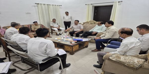 औद्योगिक विकास और पर्यावरण संरक्षण में संतुलन बनाने पर जोर, मंडलायुक्त ने पेपर उद्योगों के साथ की बैठक