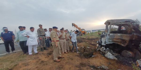 राजस्थान के दौसा में दिल्ली-मुंबई एक्सप्रेस-वे पर ट्रक से टकराई बस, सात की मौत