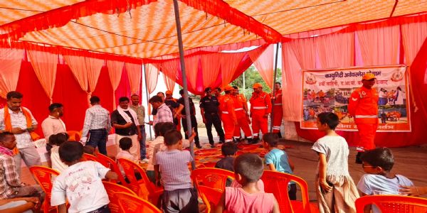 औरैया : संभावित बाढ़ और आपदाओं से बचाव को लेकर फरिहा व जुहीखा में लगी राहत चौपाल
